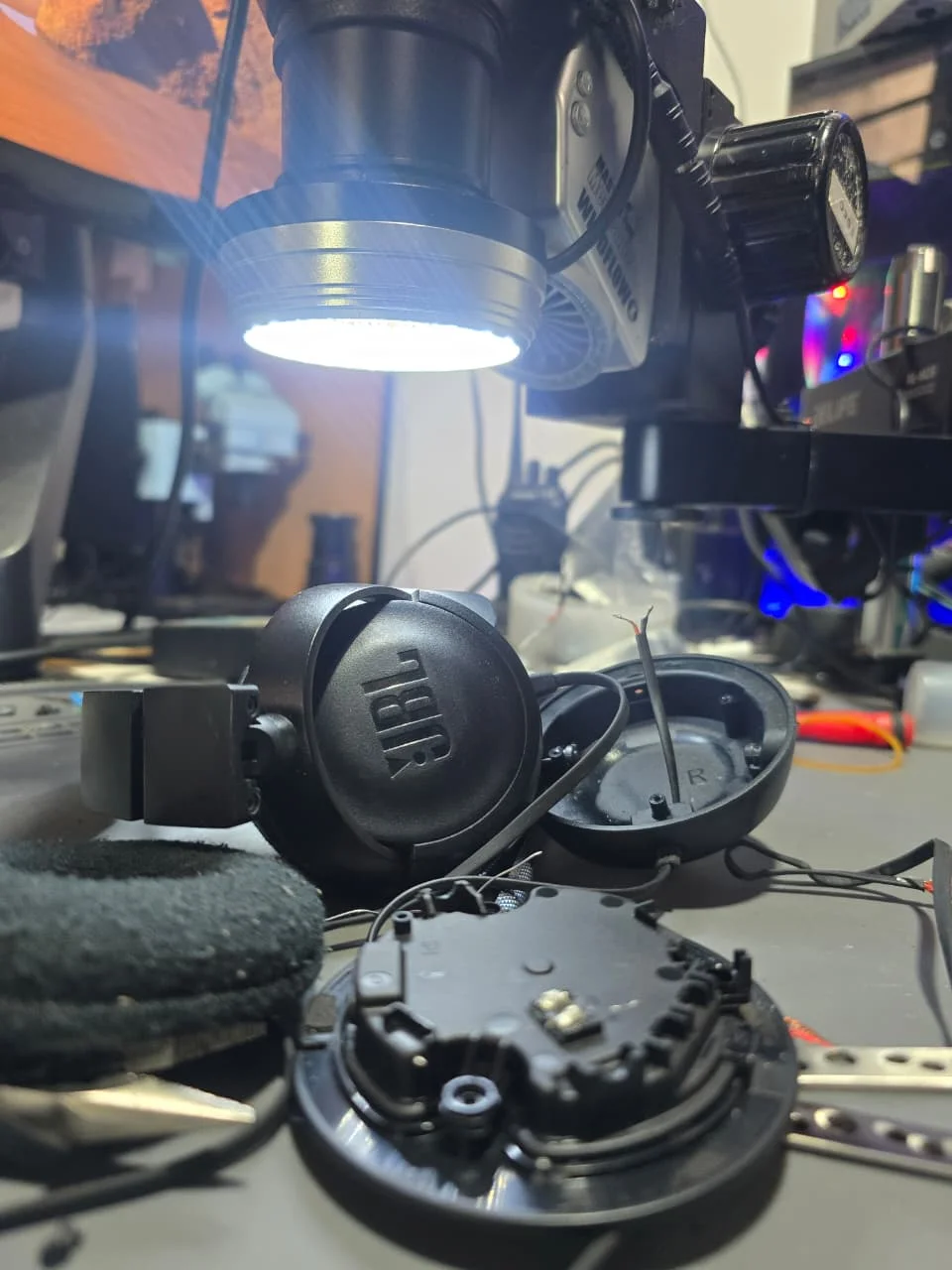 Proceso de cambio de cable Jack en auriculares JBL en laboratorio Teotec Posadas Misiones