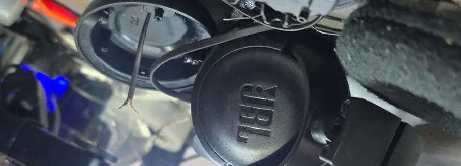 Auriculares JBL de alta gama reparados con cableado Nokia original en el laboratorio de Teotec
