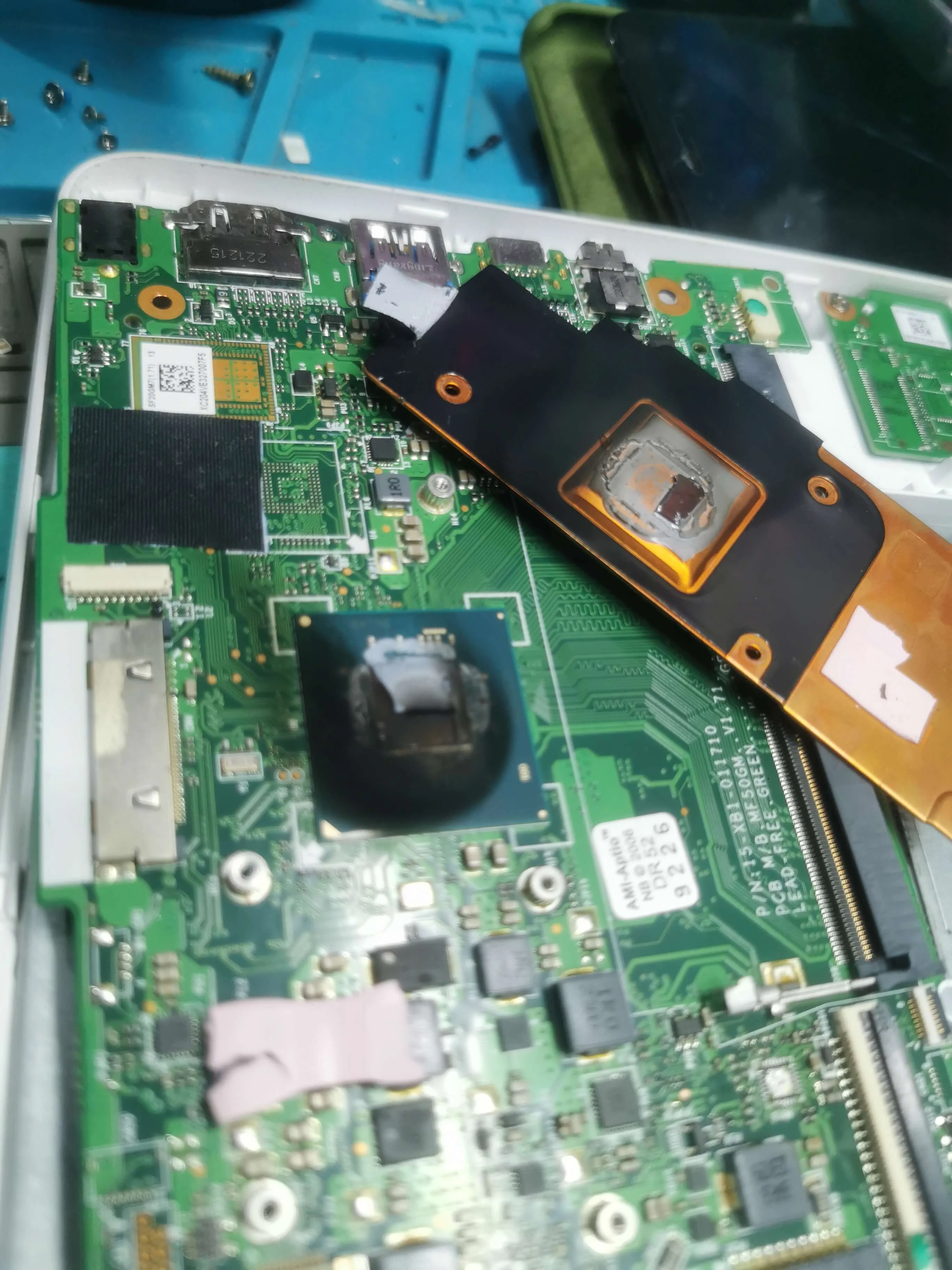 Reparación de placa base en corto de laptop con herramientas de microelectrónica
